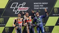 Selebrasi unik ala pebalap Marc Marquez (tengah),  Dani Pedrosa (kiri) dan Maverick Vinales (kanan) saat berada pada podium usai balapan  MotoGP Republik Ceska di Sirkuit Brno, (6/8/2017). (AP/Petr David Josek)