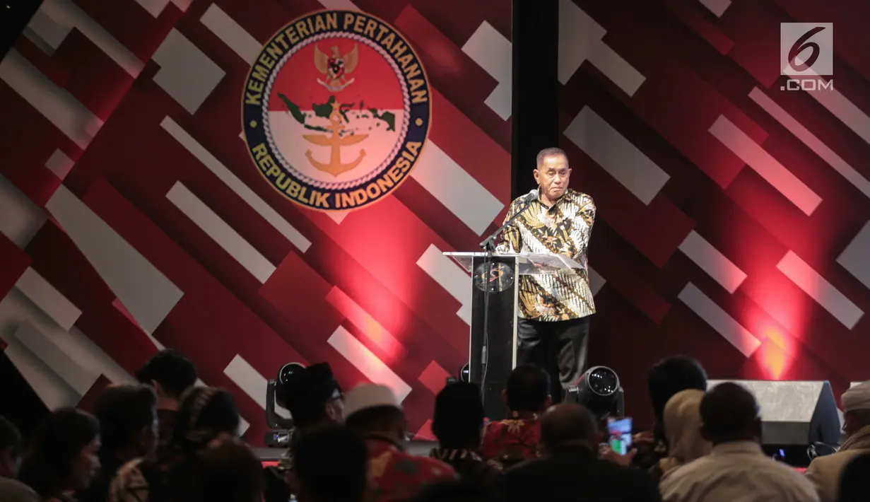 Menteri Pertahanan Ryamizard Ryacudu memberikan sambutan saat menghadiri acara silaturahmi dengan Forum Rekat Anak Bangsa di Jakarta, Senin (12/8/2019). Ryamizard berharap silaturahmi ini dapat menciptakan suasana damai di masyarakat. (Liputan6.com/Faizal Fanani)