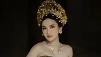 Mahalini Raharja saat prewedding memakai kalung titanium dengan pakaian adat Bali. (dok. Instagram @mahaliniraharja fotografer&nbsp;@axioo @axioo.bali @emanuel_ak/https://www.instagram.com/p/C6qxQ8QvGxH/)