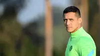 Penyerang Inter Milan, Alexis Sanchez tiba menghadiri sesi latihan tim di Suning Training Center di Appiano Gentile dekat Milan(18/10/2021). Inter Milan akan bertanding melawan Sheriff pada Grup D Liga Champions. (AFP/Marco Bertorello)