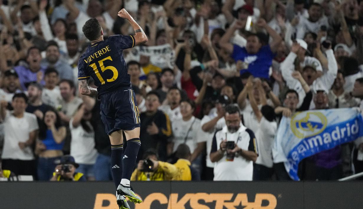 Selebrasi gelandang Real Madrid, Federico Valverde setelah mnecetak gol pertama timnya ke gawang AC Milan pada laga pramusim 2023/2024 Soccer Champions Tour di Rose Bowl Stadium, Pasadena, California, Senin (24/7/2023) pagi WIB. (AP Photo/Ashley Landis)