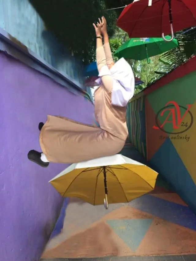 Minta Edit Foto Pegang Payung, Hasilnya Malah Absurd Banget
