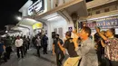 Presiden Joko Widodo saat menikmati nyanyian dari seniman musik jalanan di kawasan Malioboro, Daerah Istimewa Yogyakarta pada Sabtu malam, 15 Oktober 2022. “Saya menikmati denyut kehidupan masyarakat malam hari di Yogyakarta, semalam. Di Malioboro, saya bertemu warga, wisatawan, para pedagang asongan, dan tak lupa mendengar nyanyian dari seniman musik jalanan,” ucap Presiden dalam akun instagram @jokowi. (Foto: Laily Rachev - Biro Pers Sekretariat Presiden)