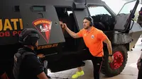 Striker Persija Jakarta, Marko Simic, keluar dari rantis di di Stadion Gelora Bung Tomo (GBT), Surabaya, Sabtu (24/8/2019).