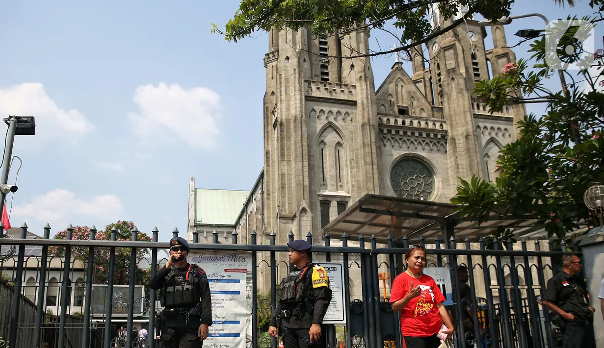 Sejumlah personil Polri-TNI melakukan penjagaan ketat di depan Gereja Katedral, Jakarta, Rabu (4/9/2024). (Liputan6.com/Angga Yuniar)