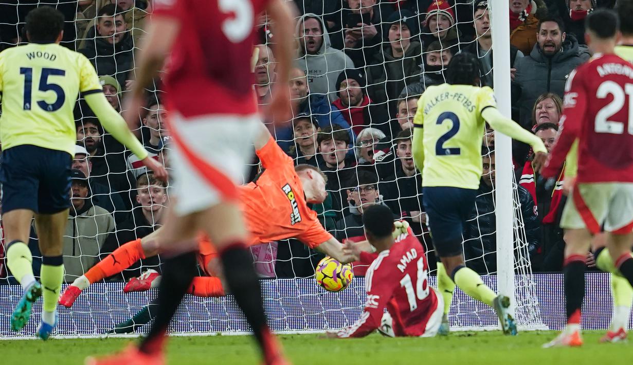 Diallo benar-benar menjadi pahlawan bagi MU. Pemain 22 tahun itu memborong tiga gol yang membawa timnya melakukan comeback fantastis di akhir babak kedua. (AP Photo/Dave Thompson)