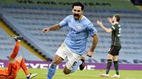 Penyerang Manchester City, Ilkay Gundogan, melakukan selebrasi usai mencetak gol ke gawang Tottenham Hotspur pada laga Liga Inggris di Stadion Etihad, Sabtu (13/2/2021). City menang dengan skor 3-0. (AP photo/Rui Vieira, Pool)