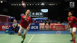 Ganda Putra Indonesia, Kevin Sanjaya Sukamuljo/Markus Gideon mengembalikan kok ke Kim Astrup/Anders S Rasmussen (Denmark) di Babak 32 Besar Indonesia Open 2017 di Jakarta, Rabu (14/6). Kevin/Markus kal;ah 16-21, 16-21. (Liputan6.com/Helmi Fithriansyah)