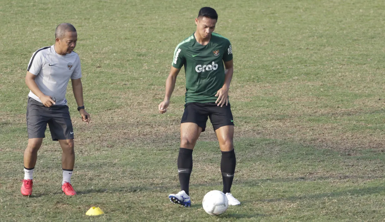 Pemain Timnas Indonesia U-22, Andy Setyo, mengontrol bola saat latihan di Lapangan ABC Senayan, Jakarta, Senin (7/1). Latihan ini merupakan persiapan jelang Piala AFF U-22. (Bola.com/Vitalis Yogi Trisna)