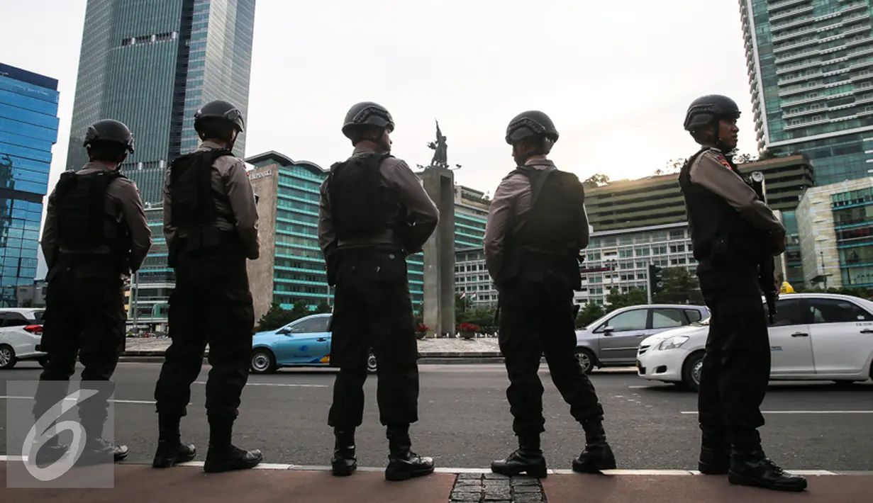 Sejumlah Anggota Brimob saat berjaga di sekitar Bundaran HI, Jakarta, Kamis (24/12). Polda Metro Jaya mengerahkan 8.978 personel untuk operasi lilin jaya 2015 dalam rangka pengamanan Natal 2015 dan tahun baru 2016. (Liputan6.com/Faizal Fanani)