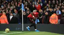 Pemain Manchester United Fred bereaksi setelah benda-benda dilemparkan kepadanya pada pertandingan Liga Inggris di Etihad Stadium, Manchester, Inggris, Sabtu (7/12/2019). Manchester United menang 2-1. (Mike Egerton/PA via AP)