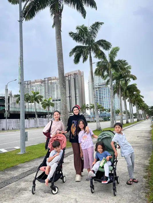 "Bahkan kadang, kita sering berantem yang diem-dieman seminggu. Bahkan kadang-kadang kalau aku ngajak ngomong 'Mbak, gini', kalau dia lagi bete, nggak ngejawab, cuek apa segala macem," kata Zaskia Adya Mecca dilansir dari kanal Youtube Melaney Ricardo. [Instagram/zaskiadyamecca]