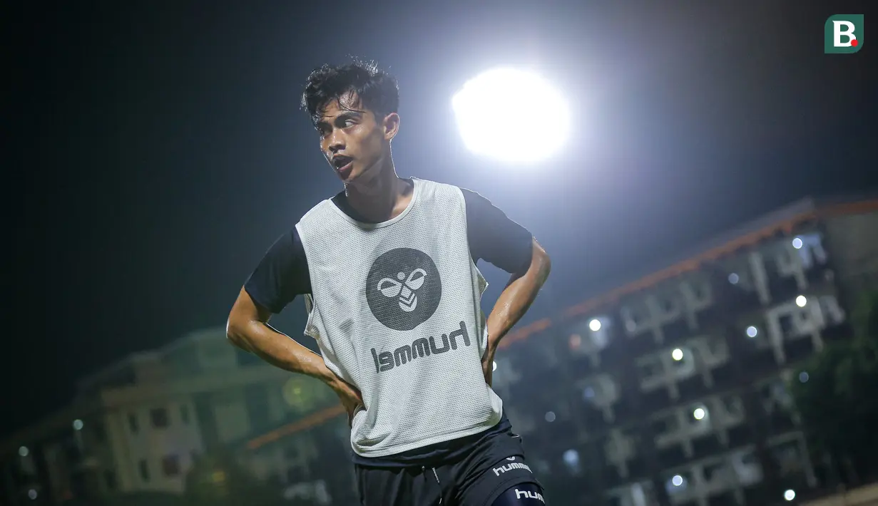 <p>Pemain Suwon FC, Pratama Arhan berjalan meninggalkan lapangan setelah berlatih di sela pertandingan uji coba melawan Bhayangkara FC di Stadion PTIK, Jakarta, Senin (12/02/2024). (Bola.com/Bagaskara Lazuardi)</p>