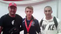 Karateka Italia Andrea Ariolo bersama ayahnya, Davide Arioli (kiri) usai merebut emas di ajang Kejuaraan Dunia Karate WKF Junior, Kadet, dan U21 2015