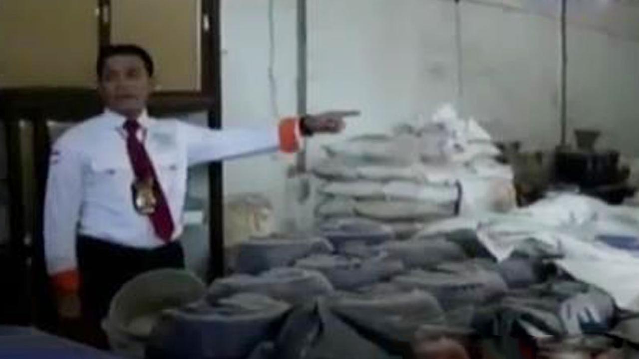 VIDEO: Polisi Gerebeg Gudang Beras Oplosan Berpemutih