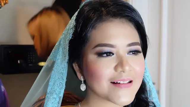 [Bintang] Selain Kahiyang Ayu, Artis Ini Terlihat Cantik Pakai Kebaya Biru