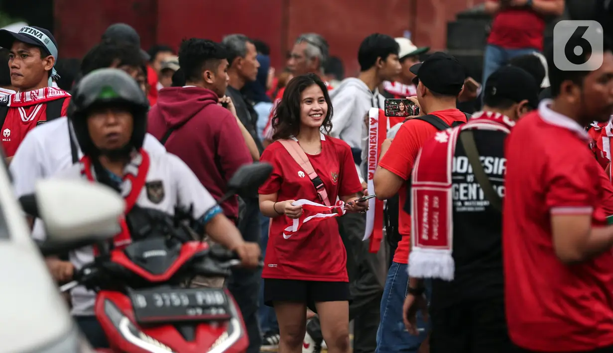 Kanit Reskrim Polsek Tanah Abang, Kompol Kukuh Islami menerangkan, pelaku awalnya membeli tiket kategori 3 atau cat 3. Tiket itu kemudian dipalsukan untuk dijual. Adapun, satu tiket palsu tersebut dibandrol dengan harga Rp 650 ribu. (Liputan6.com/Johan Tallo)