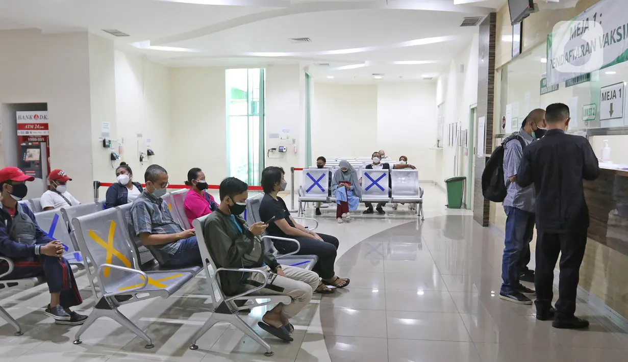 Warga mendaftar untuk vaksin covid-19 di RSUD Pasar Minggu, Jakarta, Selasa (25/8/2021). Vaksin Moderna di Jakarta diprioritaskan untuk masyarakat yang tidak bisa menggunakan vaksin AstraZenecca dan Sinovac yang dibuktikan surat keterangan dari fasilitas kesehatan. (Liputan6.com/Herman Zakharia)