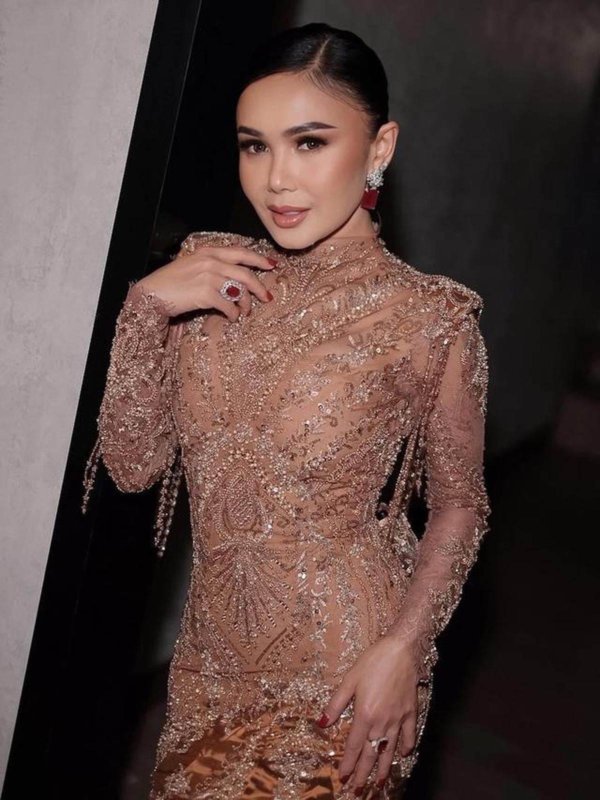 Potret Yuni Shara Pakai Dress Payet saat Manggung di Tegal, Cantik dan Menawan