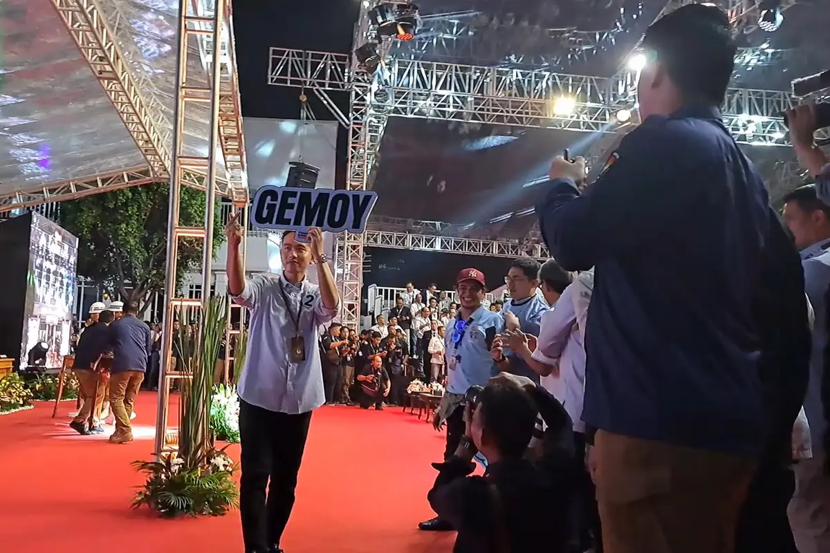 Cawapres Gibran Rakabuming Raka menunjukkan tulisan Gemoy jelang pengambilan nomor urut di Kantro KPU, Jakarta. (Merdeka.com/Lydia Fransisca)