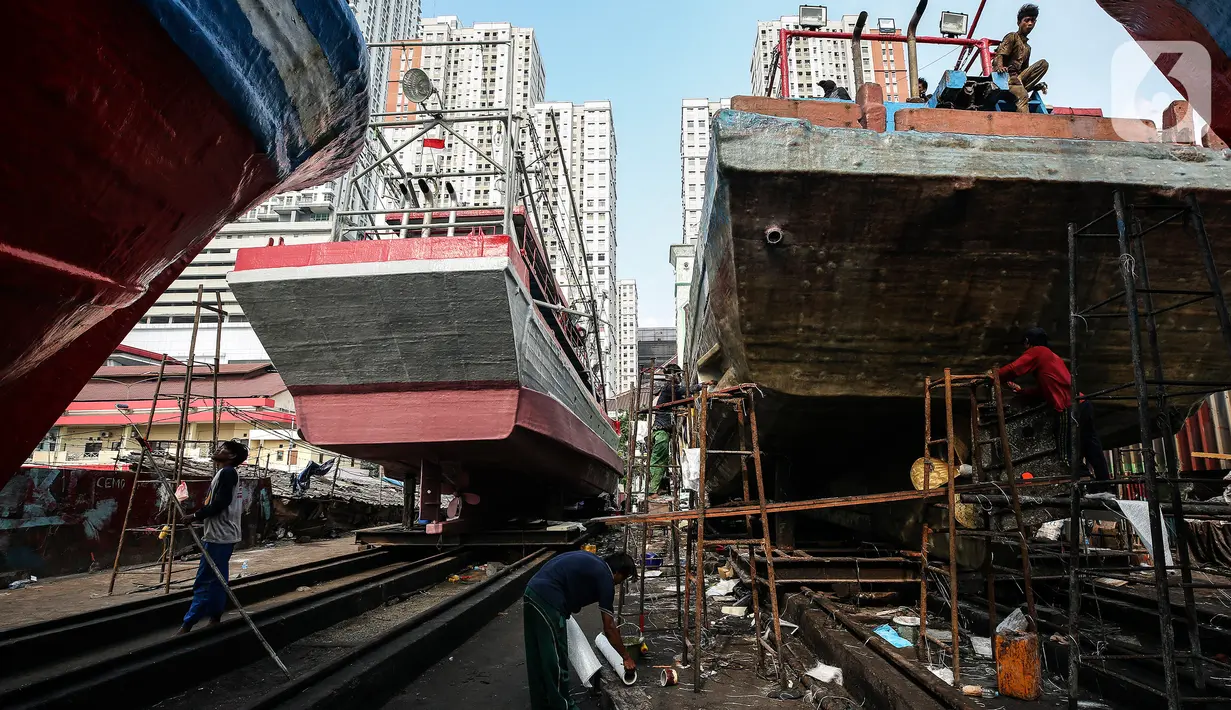 Aktivitas pekerja saat memperbaiki kapal di sebuah galangan kapal kawasan Muara Angke, Jakarta Utara, Kamis (3/6/2021). Banyaknya aktivitas dengan transportasi laut di pesisir utara Jakarta membuka peluang usaha perbaikan dan perawatan kapal laut. (Liputan6.com/Johan Tallo)