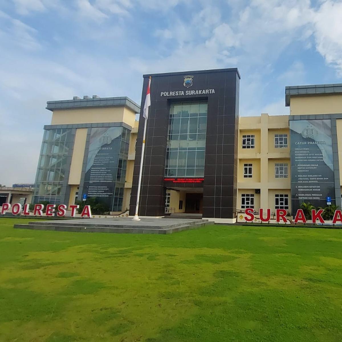Poster Jokowi di Gedung Utama Mapolresta Surakarta