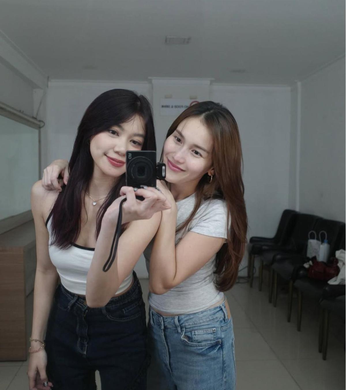 7 Potret Ayu Ting Ting dan Regina Phoenix Pamer Kedekatan, Netizen Soroti Kemiripan dengan Duo BLACKPINK