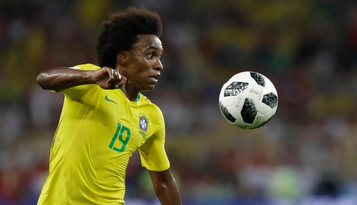 Gelandang Brasil, Willian berusaha mengontrol bola saat bertanding pada grup E Piala Dunia 2018 di Stadion Spartak di Moskow, Rusia (27/6). Brasil menang 2-0 atas Serbia dan melaju ke babak 16 besar. (AP Photo/Andre Penner)