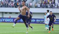 Pemain Persita Tangerang, Ahmad Nur Hadianto (kiri) melakukan selebrasi setelah mencetak gol kemenangan ke gawang PSBS Biak dalam laga BRI Super League 2025/2026 di Indomilk Arena, Tangerang, Banten, Senin (16/02/2026). (Bola.com/M Iqbal Ichsan)