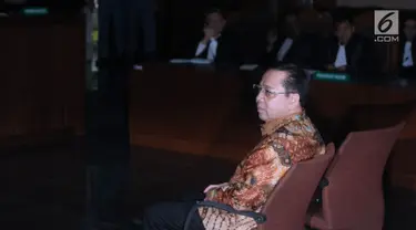 Terdakwa korupsi proyek e-KTP, Setya Novanto bersiap mengikuti sidang pembacaan putusan di Pengadilan Tipikor, Jakarta, Selasa (24/4). Sebelumnya, Setya Novanto dituntut 16 tahun penjara dan denda satu milyar rupiah. (Liputan6.com/Helmi Fithriansyah)