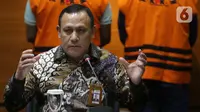 Ketua KPK Firli Bahuri menyampaikan keterangan terkait penahanan penyidik KPK, Stepanus Robin Pattuju di Gedung KPK, Jakarta, Kamis (22/4/2021). Stepanus ditahan sebagai tersangka dugaan penerimaan hadiah terkait penanganan perkara Wali Kota Tanjung Balai 2020-2021. (Liputan6.com/Helmi Fithriansyah)