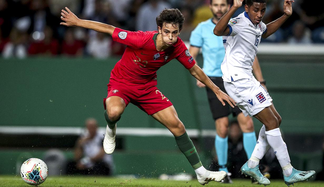 1. Joao Felix (Portugal) - Pemain berusia 20 tahun ini tampil bersinar selama bermain di Benfica dan Atletico  Madrid. Berkat performa apiknya, Joao Felix dipanggil Timnas senior Portugal untuk berlaga di Kualifikasi Piala Eropa 2020. (AFP/Carlos Costa)