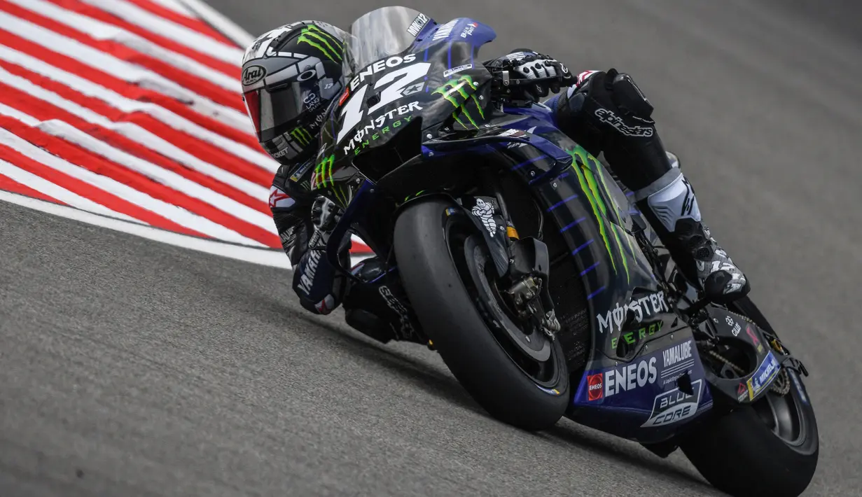 Pembalap Monster Energy, Maverick Vinales saat latihan bebas pertama (FP1) MotoGP Malaysia di Sirkuit Sepang, Jumat (1/11/2019). Maverick Vinales berada di posisi ketiga pada FP1 MotoGP Malaysia. (Mohd RASFAN/AFP)