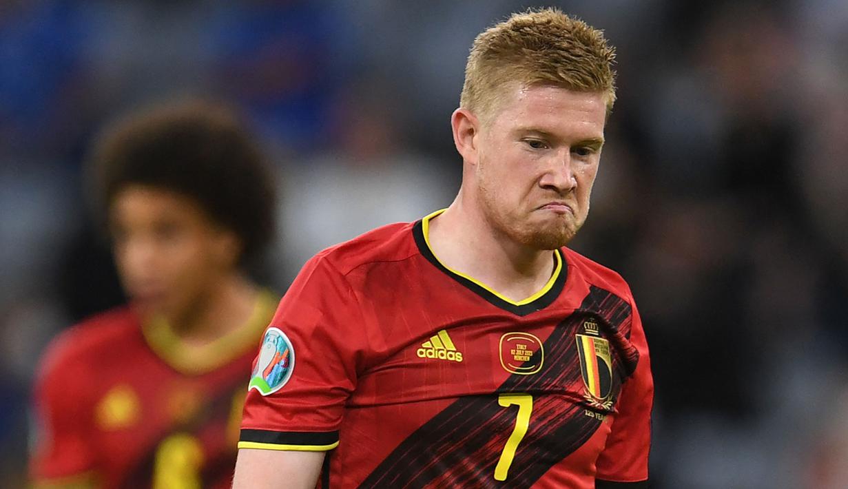 Kevin De Bruyne merupakan gelandang andalan Belgia yang kali ini tak masuk dalam daftar skuat Roberto Martinez untuk mengarungi laga kualifikasi Piala Dunia 2022 zona Eropa. Hal tersebut tak lepas dari cedera engkel yang ia derita pada awal Agustus lalu. (Foto: AFP/Pool/Andreas Gebert)