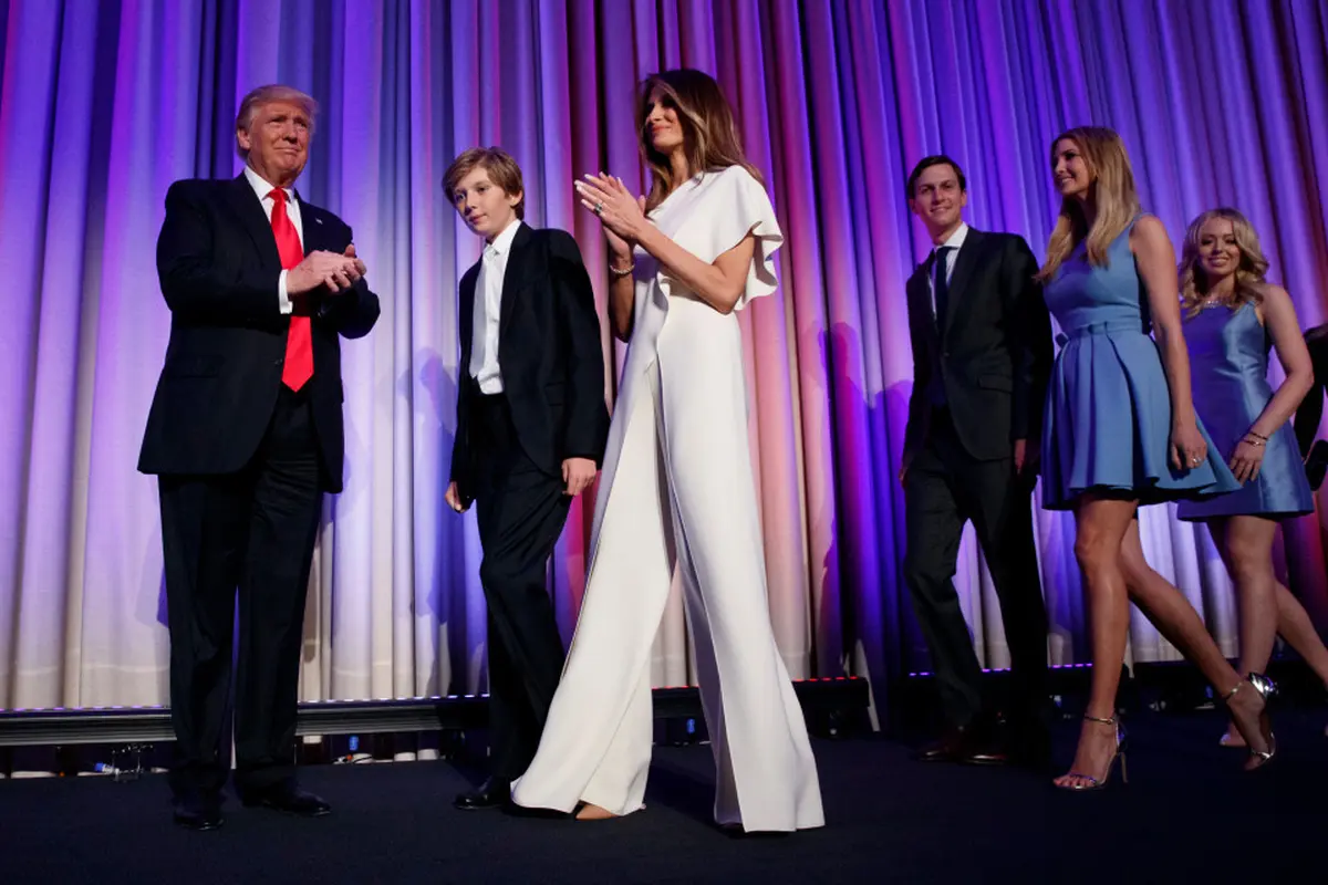 Melania Trump saat kenakan pantsuit putih pada malam pemungutan suara