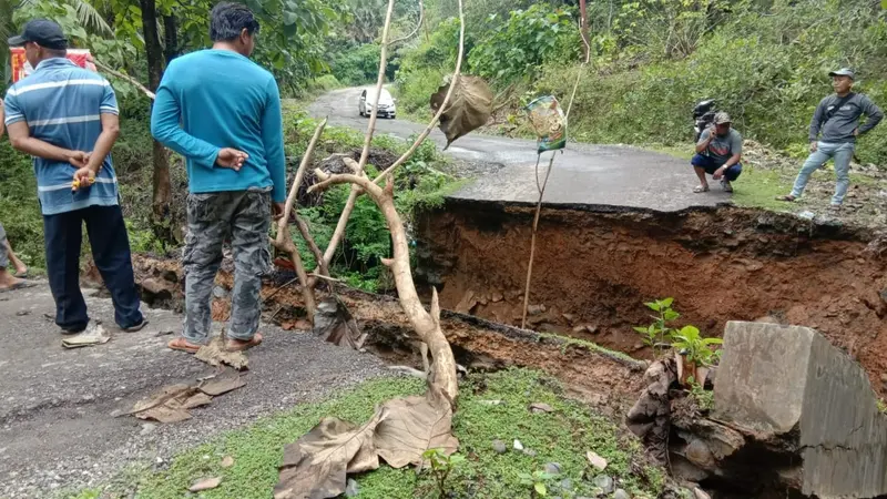 Hujan deras mengguyur selama dua hari, menyebabkan jembatan putus di Pulau Kabaena, Kabupaten Bombana.(Liputan6.com/Ahmad Akbar Fua)