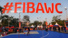Sejumlah pengunjung menjajal permaianan di Fan Zone Piala Dunia FIBA 2023 yang terletak di Senayan Park, Jakarta, Rabu (23/08/2023). (Bola.com/Bagaskara Lazuardi)
