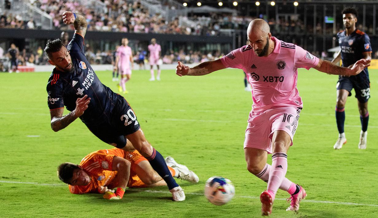 Pemain Miami CF, Gonzalo Higuaín mencetak gol ke gawang FC Cincinnati saat laga lanjutan MLS di DRV PNK Stadium, Fort Lauderdale, Florida, 30 Juli 2022. Setelah melanglang buana di Eropa, Higuain akhirnya hijrah ke Inter Miami CF pada September 2020. Higuain memainkan 70 laga dengan mencetak 29 gol dan 11 assist selama di Amerika Serikat. Ia kemudian memutuskan pensiun pada 2022. (AFP/Getty Images/Lauren Sopourn)