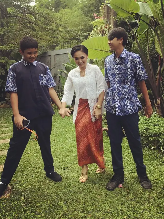 Kebaya Kutu Baru Yuni Shara