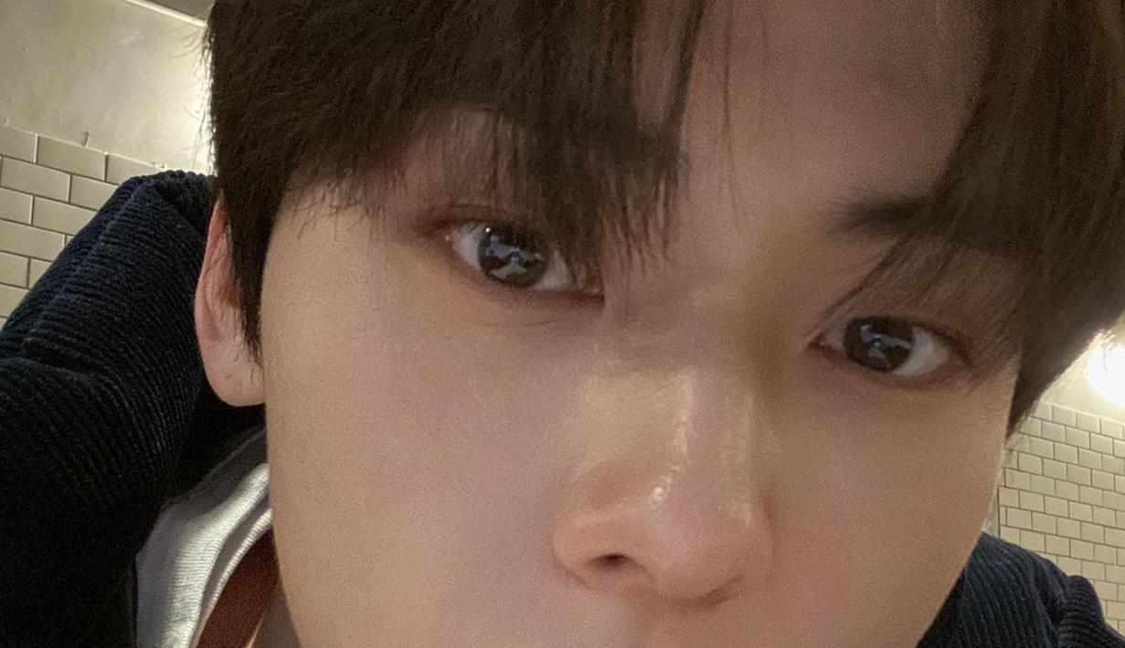 <p>Tak hanya punya visual tampan dan kulit putih, suara lembut nan merdu Min-hyun juga membuat siapapun jatuh hati kepadanya. (FOTO: instagram.com/optimushwang/)</p>