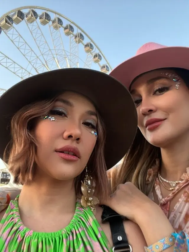 6 Potret BCL saat Nonton Coachella di California, Penampilannya Bak ABG