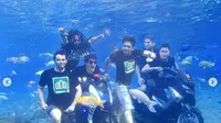 Liburan Bersama Teman Pengajian, Dimas Seto Pose dengan Ikan-Ikan di Umbul Ponggok
