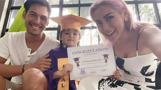 6 Foto Wisuda Putra Jessica Iskandar, Gunakan Atribut Lengkap Meski ‘Di Rumah Aja’