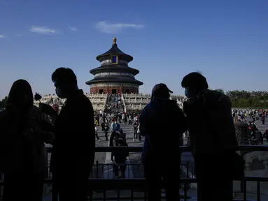 Wisatawan berkunjung ke Kuil Surga di Beijing, Kamis (7/10/2021).  Pada hari terakhir Hari Libur Nasional China selama seminggu warga dan wisatawan ramai-ramai mengunjungi kuil tersebut. (AP Photo/Andy Wong)
