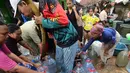 Warga antre mendapatkan air bersih saat pemberian bantuan air bersih yang dilakukan Relawan Gerak Bareng di Desa Cidokom, Bogor, Jawa Barat, Kamis, 30 Juli 2026. (KLY/Arie Basuki)