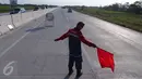 Petugas berjaga di lokasi saat pemberlakuan contra flow di dalam Tol Brebes, Jawa Tengah, Senin (4/7). Contra flow tersebut diberlakukan untuk memecah kemacetan di Tol Pejagan. (Liputan6.com/Angga Yuniar)
