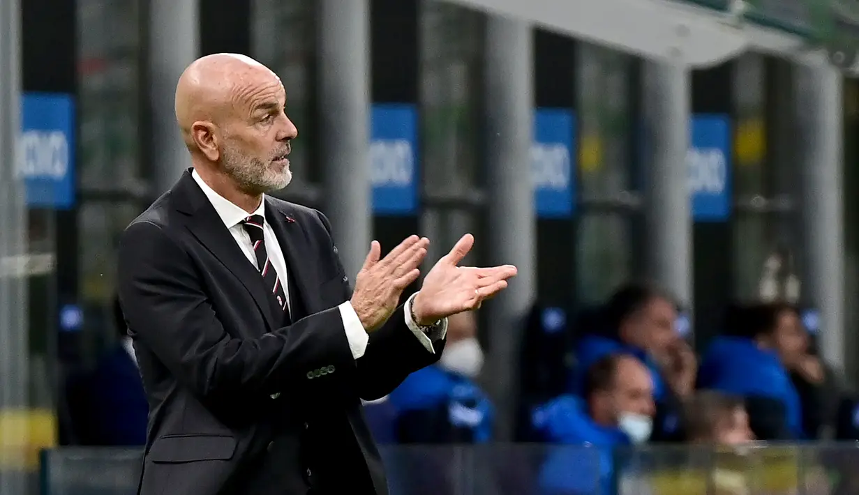Pelatih AC Milan, Stefano Pioli, memperhatikan pemainnya saat menghadapi Inter Milan pada laga lanjutan Liga Italia di Stadion San Siro, Sabtu (17/10/2020) malam WIB. Dalam laga Derby Della Madonnina ini, AC Milan menang 2-1 atas Inter Milan. (AFP/Miguel Medina