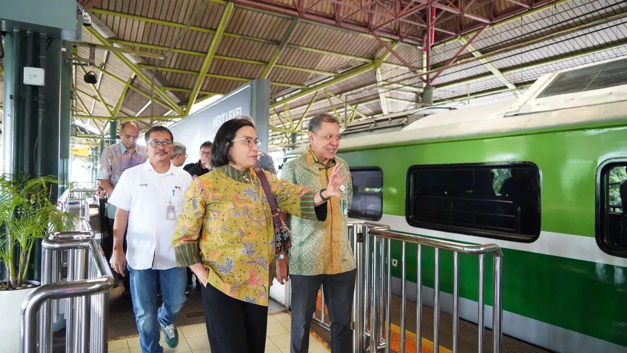 Menteri Keuangan (Menkeu) Sri Mulyani menggunakan Kereta Istimewa yang dioperasikan oleh KAI Wisata