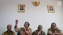 Anggota Dewan BPIP Mahfud MD (kedua kiri) memberikan keterangan kepada sejumlah media di Jakarta, Kamis (31/5). Dalam keterangannya Mahfud meluruskan soal hak keuangan yang tertuang dalam Perpres Nomor 42/2018. (Liputan6.com/Angga Yuniar)