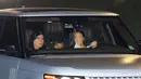 Dilaporkan mirror.com, Kim yang tengah menyetir mobil bersama sahabat karibnya, Brittny Gastineau, dan kedua anaknya, North dan Saint yang duduk di kursi bagian belakang terlihat masih mengenakan cincin pernikahannya dengan Kanye. (doc.mirror.com)